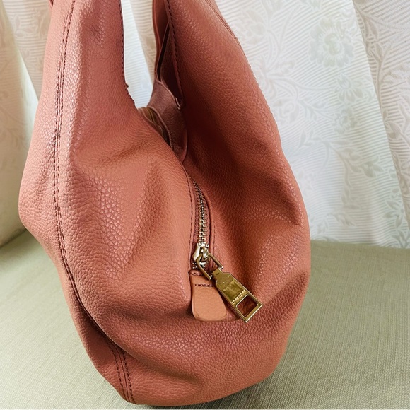 be be Woman's Hobo Bag Peach Color 3 Compartment. SEND ME A REASONABLE OFFER… - Picture 10 of 16